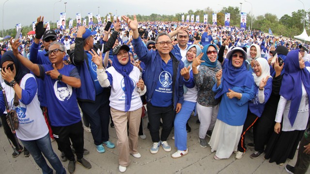 Ketum PAN Zulkifli Hasan menghadiri senam sehat, Jumat (15/9) pagi, di Stadion Utama Riau, Jalan Naga Sakti, Simpang Baru, Kecamatan Tampan, Kota Pekanbaru. Foto: Dok. Istimewa