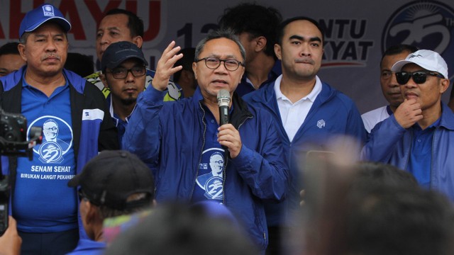 Ketum PAN Zulkifli Hasan menghadiri senam sehat, Jumat (15/9) pagi, di Stadion Utama Riau, Jalan Naga Sakti, Simpang Baru, Kecamatan Tampan, Kota Pekanbaru. Foto: Dok. Istimewa