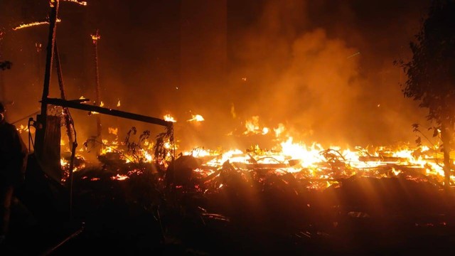 Kebakaran di Jalan H. Bahe, Kecamatan Tempe, Kabupaten Wajo, Sulsel. Foto: Istimewa/HO