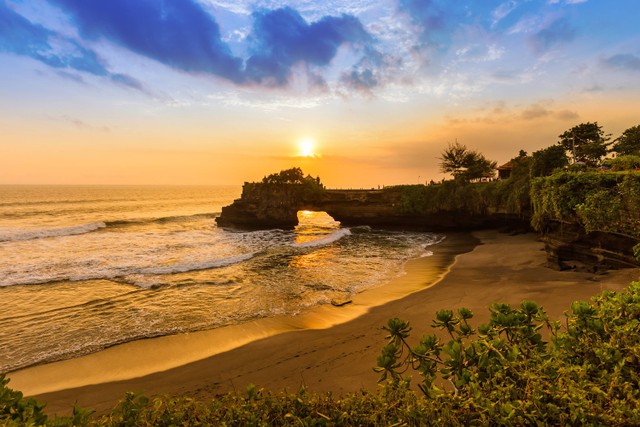 Ilustrasi sunset di Bali. Foto: Tatiana Popova/Shutterstock