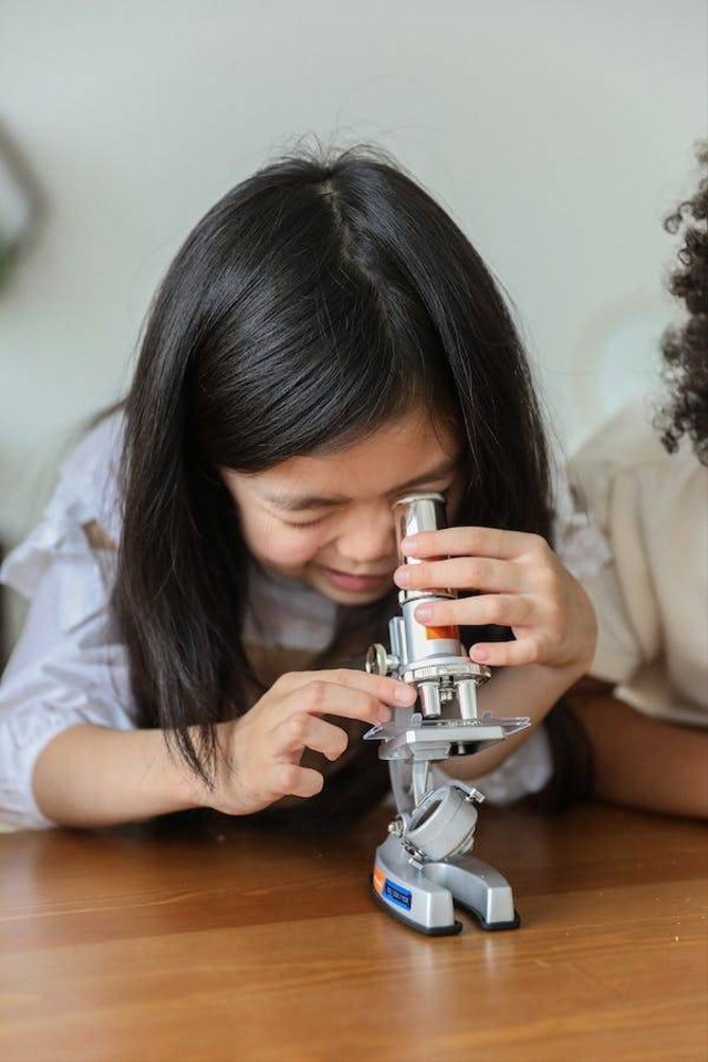 Membangun sains dimulai dari membangun generasi sains. Foto: https://www.pexels.com/