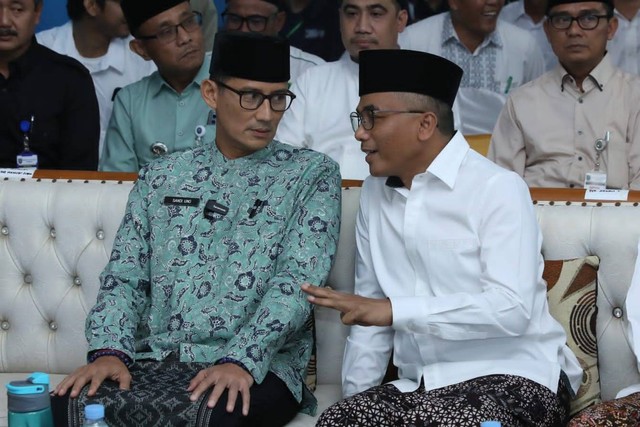 Sekjen PPP Arwani Thomafi bersama Ketua Badan Pemenangan Pemilu (Bappilu) Nasional PPP Sandiaga Uno menghadiri acara santri digitalpreneur di Pondok Pesantren Al-Anwar 2, Sarang, Kabupaten Rembang, Jawa Tengah, Jumat (15/9). Foto: Dok. Istimewa