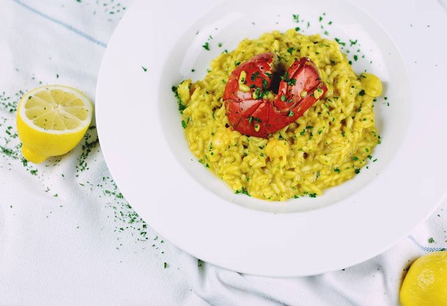 Ilustrasi Cara Menghias Nasi Tumpeng Sederhana. Foto: Unsplash/ Toa Heftiba.