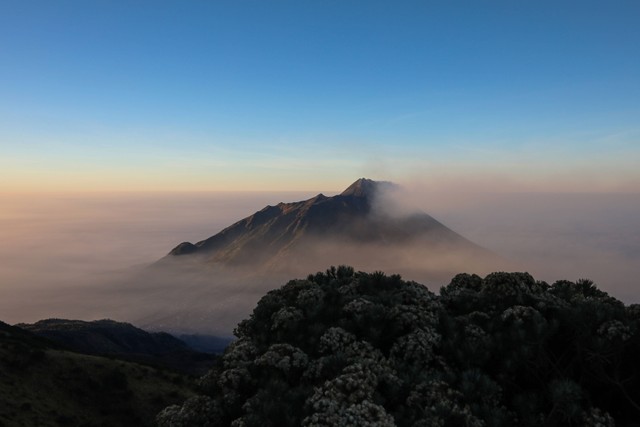 Gunung merapi dilihat dari gunung Merbabu via Suwanting, Minggu (10/9). Foto: Aditia Noviansyah/kumparan