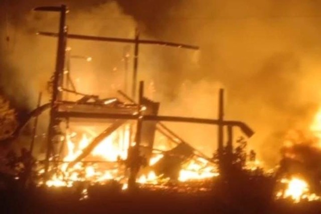 Rumah di Jalan Haji Bahe, Kelurahan Tempe, Kabupaten Bajo, Sulsel, terbakar pada Sabtu (16/9/2023) dini hari. Foto: Dok. Istimewa