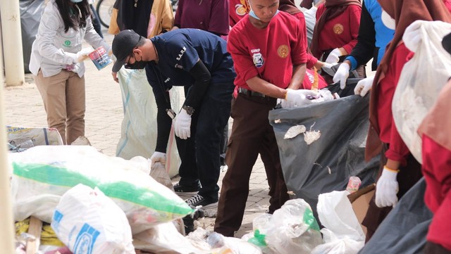 Pelajar bersama Pemerintah Daerah Morowali serta IMIP mengumpulkan sampah yang berserakan di Kecamatan Bahodopi, Kabupaten Morowali, Sulawesi Tengah, Sabtu (16/9). Foto: Istimewa