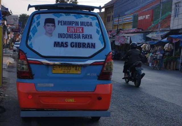 Baliho bergambar Wali Kota Solo, Gibran Rakabuming Raka terpampang di bagian kaca belakang puluhan angkutan umum atau angkot di wilayah Cirebon. Foto : Istimewa