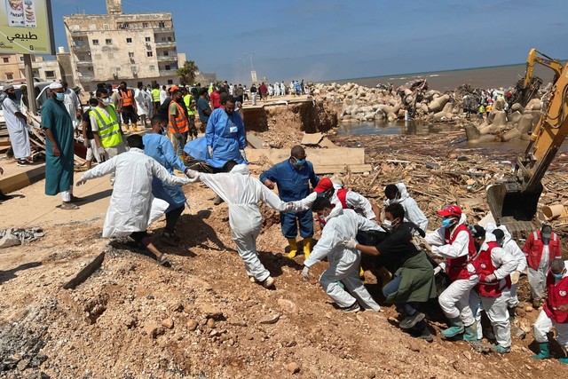 Tim penyelamat dan anggota Bulan Sabit Merah Libya mencari mayat di pantai, pasca banjir di Derna, Libya, Sabtu (16/9/2023). Foto: Ayman Al-Sahili/REUTERS