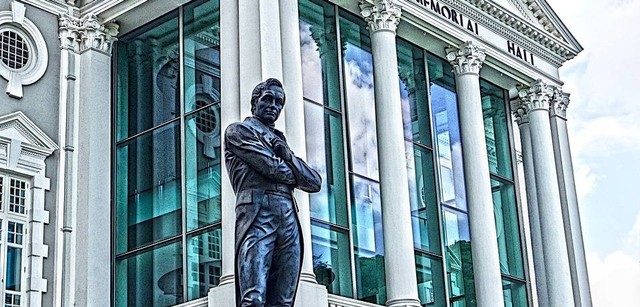 Patung Sir Thomas Stamford Raffles sebagai tokoh pendiri Singapura sekaligus Letnan Gubernur Jenderal di Hindia Belanda penode 1811-1815. (foto pixabay.com)