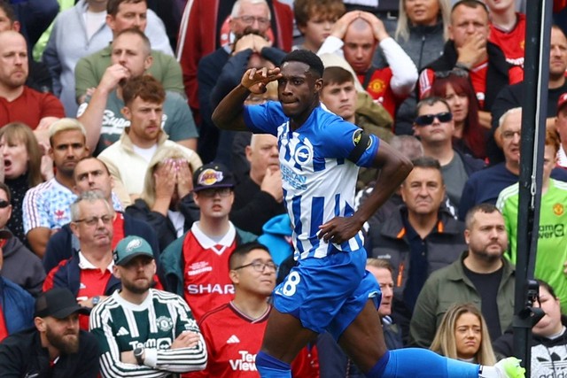 Pemain Brighton & Hove Albion Danny Welbeck merayakan gol pertama mereka saat hadapi Manchester United, di Old Trafford, Manchester, Inggris, Sabtu (16/9/2023). Foto: Molly Darlington/REUTERS