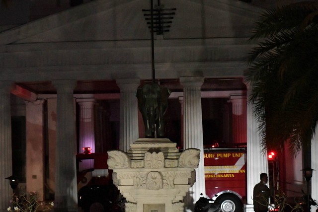 Polisi berjaga saat petugas pemadam kebakaran berupaya memadamkan api ketika terjadi kebakaran di Museum Nasional di Jakarta, Sabtu (16/9/2023). Foto: Fakhri Hermansyah/ANTARA FOTO