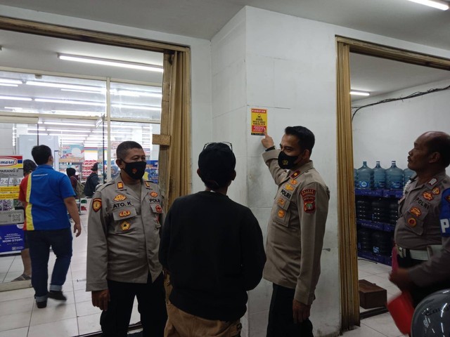 Kapolsek Mampang Kompol David Kanitero meninjau keamanan di sejumlah minimarket. Foto: Dok. Istimewa