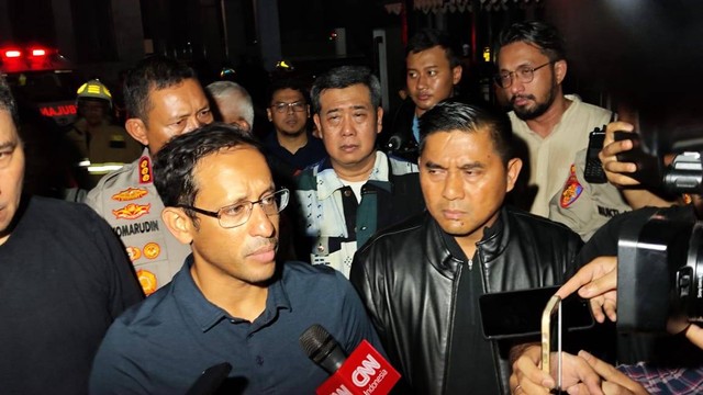 Mendikbudristek Nadiem Makarim (kiri) dan Kapolda Metro Jaya Irjen Karyoto (kanan) di Museum Gajah, Jalan Medan Merdeka Barat, Minggu (17/9) dini hari. Foto: Jonathan Devin/kumparan