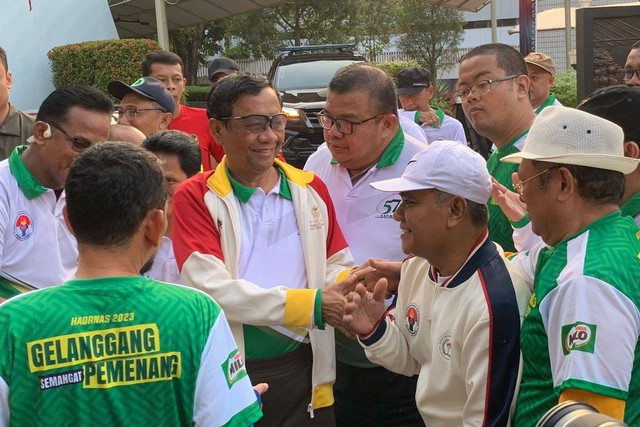 Menko Polhukam Mahfud MD di acara jalan sehat Korps Alumni Himpunan Mahasiswa Islam (KAHMI) di Plaza Kemenpora, Jakarta, Minggu (17/9/2023). Foto: Luthfi Humam/kumparan