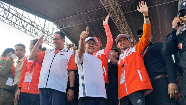 Bacapres Anies Baswedan dan bacawapres Muhaimin Iskandar hadiri senam pagi PKS di Stadion Pakansari, Cibinong, Bogor, Minggu (17/9/2023).  Foto: Annisa Thahira Madina/kumparan