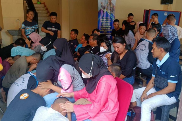 Belasan pelajar ditangkap polisi karena hendak tawuran, dibawa ke Polsek Mampang, dikembalikan ke orang tua setelah sungkem. Foto: Polsek Mampang