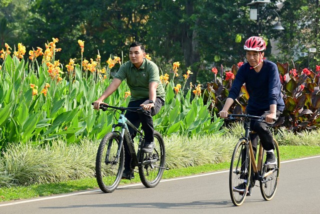 Presiden Joko Widodo bersepeda dan menyapa masyarakat di Kebun Raya Bogor, Minggu (17/9/2023).  Foto: Muchlis Jr/Biro Pers Sekretariat Presiden