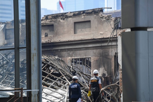 Anggota Laboratorium Forensik Polda Metro Jaya berjalan di area pasca kebakaran Museum Nasional atau Museum Gajah di Jakarta, Minggu (17/9/2023).  Foto: M Risyal Hidayat/ANTARA FOTO