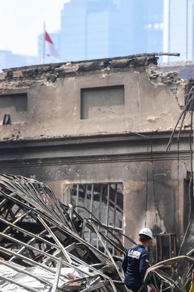 Anggota Laboratorium Forensik Polda Metro Jaya berjalan di area pasca kebakaran Museum Nasional atau Museum Gajah di Jakarta, Minggu (17/9/2023).  Foto: M Risyal Hidayat/ANTARA FOTO