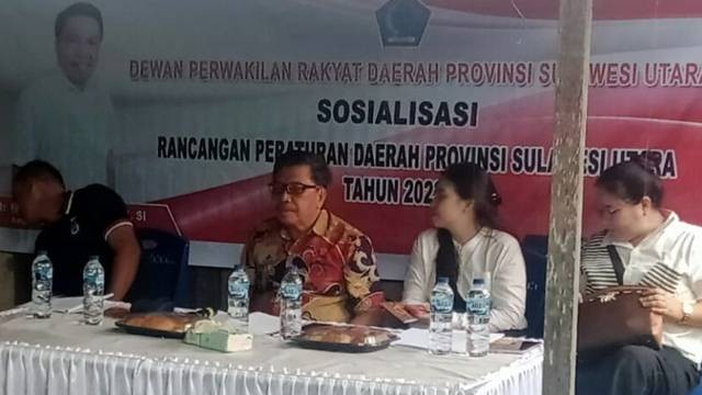 Anggota DPRD Sulawesi Utara, Farry Liwe, saat melaksanakan sosialisasi rancangan Perda tentang kerukunan antar umat beragama.