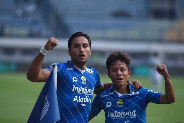 Ezra Walian usai membawa Persib Bandung menang atas Persikabo, Sabtu (16/9). Foto: Persib