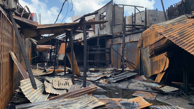 Kondisi kios usai kebakaran yang melanda Pasar Sudirman Pontianak. Foto: Fajar Bahari/Hi!Pontianak
