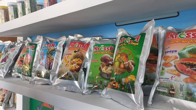 Keripik ‘So Kressh’merupakan UMKM yang ada di pameran UMKM acara Pesta Rakyat Simpedes BRI di Taman Chandra Wilwatikta, Kecamatan Pandaan, Kabupaten Pasuruan. dok BRI.