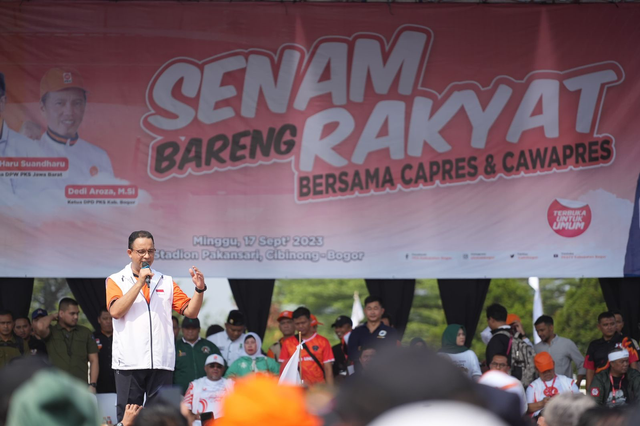 Bacapres Anies Baswedan saat senam bersama warga di Stadion Pakansari, Cibinong, Bogor, Minggu (17/9). Foto: Dok. Istimewa