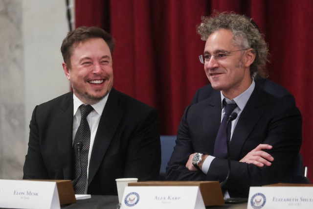 CEO Tesla Elon Musk (kiri) menghadiri Forum Wawasan Kecerdasan Buatan (AI) bipartisan untuk seluruh senator AS yang diselenggarakan oleh Pemimpin Mayoritas Senat Chuck Schumer (D-NY) di US Capitol di Washington, AS. Foto: Leah Millis/REUTERS