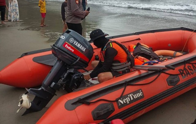 Tim SAR melakukan pencarian korban hilang di Pantai Taipa. Foto: Istimewa