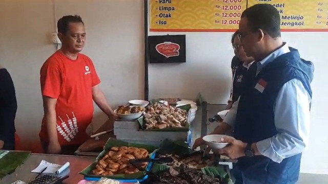 Anies Baswedan kulineran di Bogor. Foto: kumparan