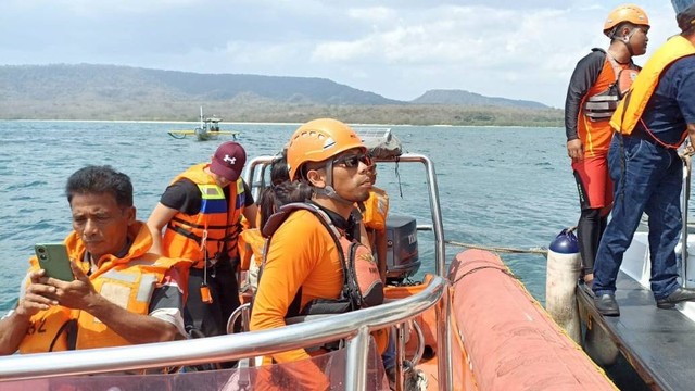 Proses evakuasi penumpang KMP Gerbang Samudra 2. Foto: Basarnas Bali