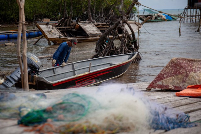 Nelayan mengecek perahu motornya saat tidak melaut di perkampungan nelayan Sembulang, Pulau Rempang, Batam, Kepulauan Riau, Minggu (17/9/2023). Foto: Teguh Prihatna/Antara Foto