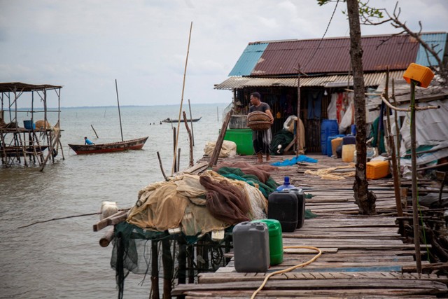 Nelayan beraktivitas di rumahnya di perkampungan nelayan Sembulang, Pulau Rempang, Batam, Kepulauan Riau, Minggu (17/9/2023). Foto: Teguh Prihatna/Antara Foto