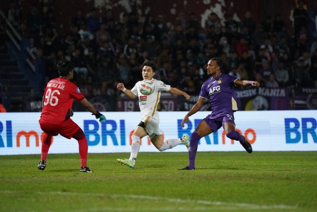 Ryo Matsumura saat Persija Jakarta bertandang ke markas Persik Kediri di Liga 1 2023/24, Minggu (17/9/2023). Foto: Persija