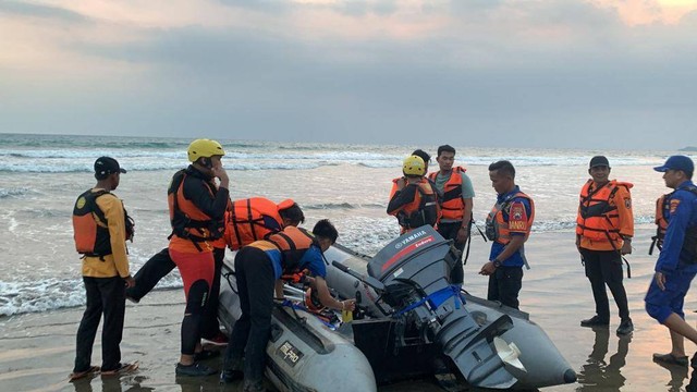 Tim SAR gabungan saat melakukan upaya pencarian bocah 13 tahun yang hilang terseret ombak di Pantai Ketang, Kalianda, Lampung Selatan. | Foto : Dok. Basarnas Lampung