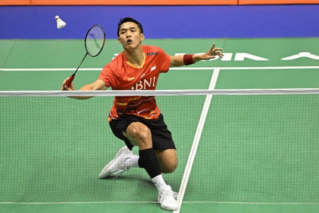 Atlet bulu tangkis dari Indonesia, Jonatan Christie saat melawan Kenta Nishimoto dari Jepang pada laga final tunggal putra turnamen bulu tangkis Hong Kong Open. Foto: Peter Parks / AFP