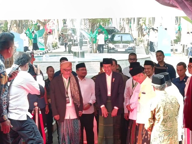 Presiden Republik Indonesia, Joko Widodo tiba dalam acara Munas dan Konbes NU di Pondok Pesantren Al-Hamid, Cilangkap, Jakarta, Senin (18/9). Foto: Zamachsyari/kumparan