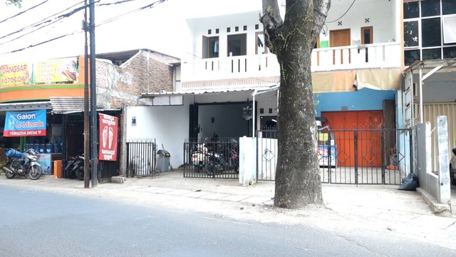 Ruko di Jalan Srengseng Sawah RT 1 RW 9, Jakarta Selatan yang pernah digunakan sebagai studio 1 rumah produksi film porno. Foto: Subhan Zainuri/kumparan