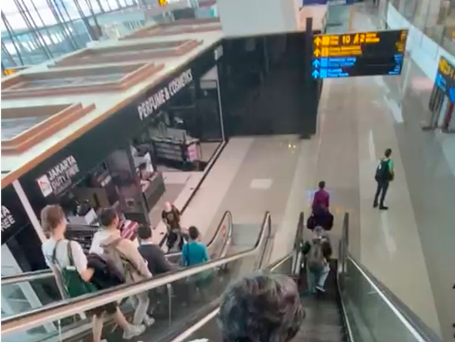 Penumpang penerbangan menuruni tangga eskalator yang tak berfungsi karena listrik di Terminal 3 Bandara Soekarno-Hatta sempat padam hampir sejam pada Senin (18/9). Foto: Istimewa