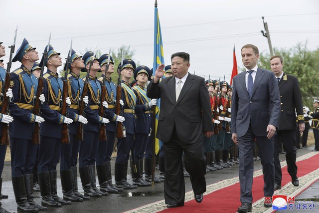 Pemimpin Korea Utara Kim Jong- Un (kiri) bersiap mengikuti upacara perpisahan di stasiun di Artyom, dekat Vladivostok, Timur Jauh Rusia Minggu, 17 September 2023. Foto: Kantor Berita Pusat Korea/AP