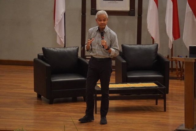 Bacapres Ganjar Pranowo menghadiri agenda debat terbuka di hadapan mahasiswa dan civitas FISIP Universitas Indonesia (UI) di Gedung Serbaguna Purnomo Prawiro, Senin (18/9). Foto: Iqbal Firdaus/kumparan