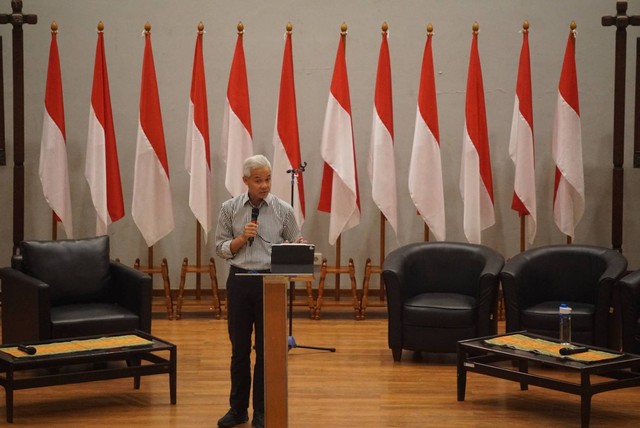 Bacapres Ganjar Pranowo menghadiri agenda debat terbuka dihadapan mahasiswa dan civitas FISIP Universitas Indonesia (UI) di Gedung Serbaguna Purnomo Prawiro, Senin (18/9). Foto: Iqbal Firdaus/kumparan