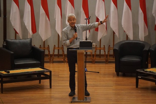 Bacapres Ganjar Pranowo menghadiri agenda debat terbuka dihadapan mahasiswa dan civitas FISIP Universitas Indonesia (UI) di Gedung Serbaguna Purnomo Prawiro, Senin (18/9). Foto: Iqbal Firdaus/kumparan