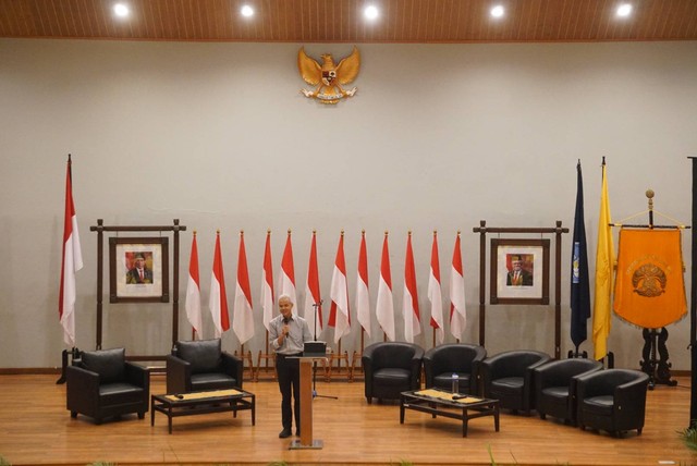 Bacapres Ganjar Pranowo menghadiri agenda debat terbuka dihadapan mahasiswa dan civitas FISIP Universitas Indonesia (UI) di Gedung Serbaguna Purnomo Prawiro, Senin (18/9). Foto: Iqbal Firdaus/kumparan