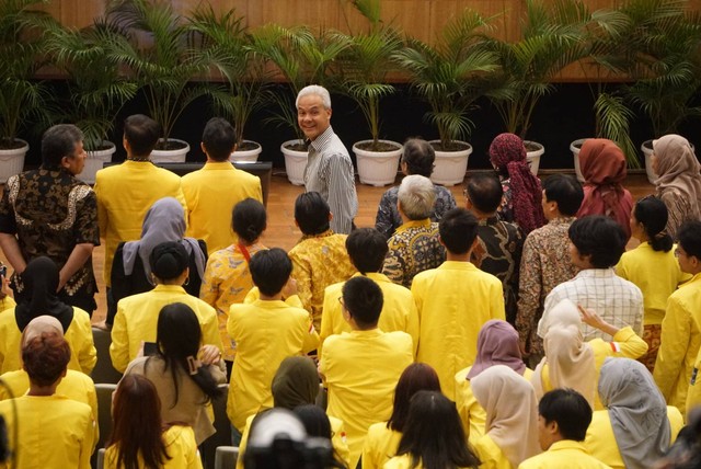 Bacapres Ganjar Pranowo menghadiri agenda debat terbuka dihadapan mahasiswa dan civitas FISIP Universitas Indonesia (UI) di Gedung Serbaguna Purnomo Prawiro, Senin (18/9). Foto: Iqbal Firdaus/kumparan