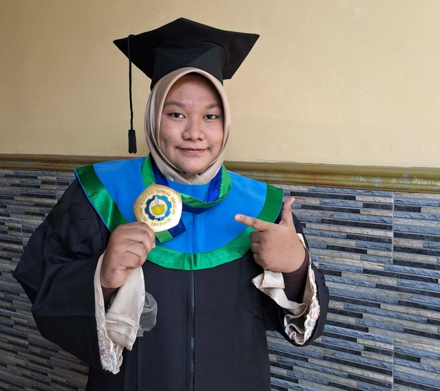 Qonita Qurratu Aini dinobatkan menjadi wisudawan termuda pada helatan Wisuda ke-128 ITS. Foto: Dok. ITS