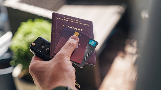 Ilustrasi Cara Membuat Paspor Manual. Unsplash/CardMaprl.