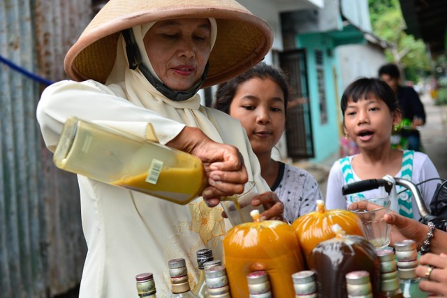 Ilustrasi anak membeli jamu. Foto: Muhdan Syarovy/Shutterstock