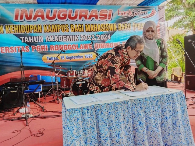 Penandatanganan MOU kerjasama antara OK OCE Indonesia dan Universitas PGRi Ronggolawe Tuban yg dilakukan oleh Rektor Universitas PGRI Ronggolawe